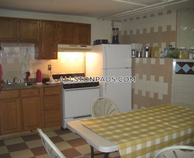 Allston Spacious 3 bed 1 Bath apartment on Glenville Ave, Best deal in town! Boston - $2,700