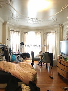 Fenway/kenmore Deal Alert! Spacious Studio 1 Bath apartment in Bay State Rd Boston - $2,350