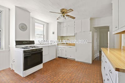 Somerville Spacious 5 bed 2 bath available 10/1 on Gibbens St in Somerville!  Winter Hill - $5,000